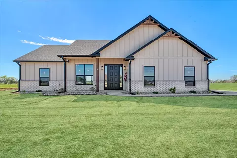 201 Private Road 33083, Sumner, TX 75486