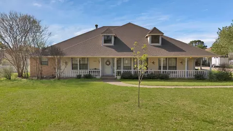 1607 Ernie Ln, Grand Prairie, TX 75052