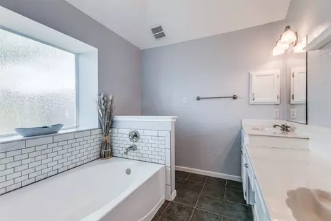 Bath - 6606 Buckeye Dr, Rowlett, TX 75089 photo 2 of 3