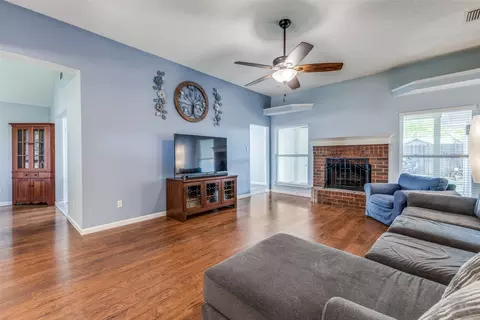 Living - 6606 Buckeye Dr, Rowlett, TX 75089 photo 2 of 3