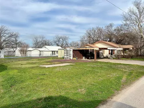 915 Young St, Nocona, TX 76255