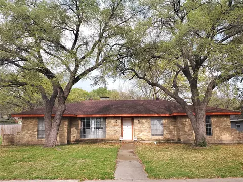 1018 Westlake Dr, Desoto, TX 75115