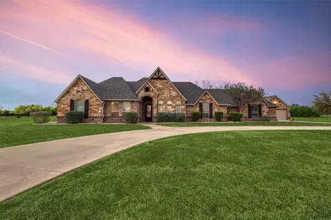 1104 W Iberian Ct, Granbury, TX 76048