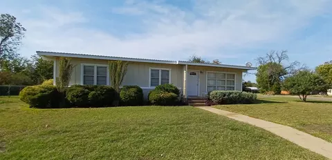 215 Laurel Dr, Winters, TX 79567