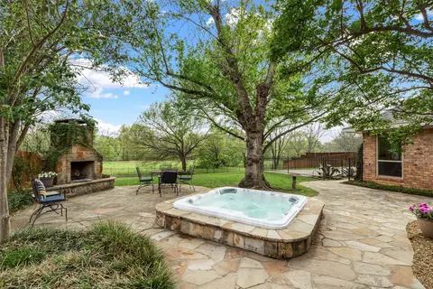 3007 Creekview Dr, Grapevine, TX 76051