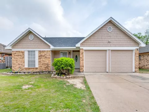 5740 Greenfield Dr, Watauga, TX 76148