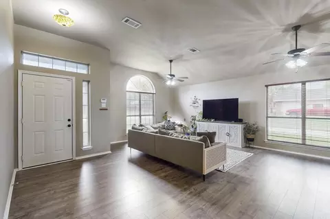 921 S Ridge Dr, Midlothian, TX 76065