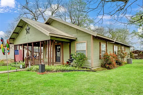 565 Monroe St, Deport, TX 75435