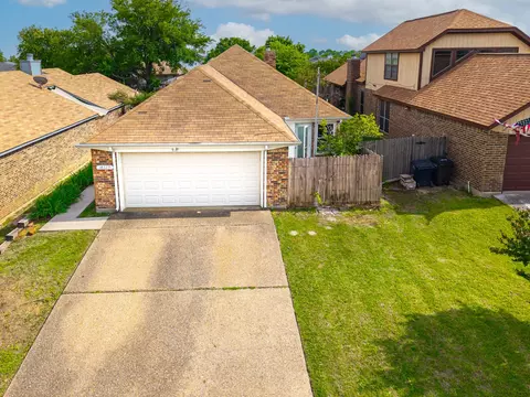 10629 Tall Oak Dr, Fort Worth, TX 76108