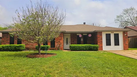 1810 Dynasty Dr, Glenn Heights, TX 75154