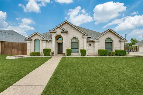 1620 Green Tree Dr, Hurst, TX 76054