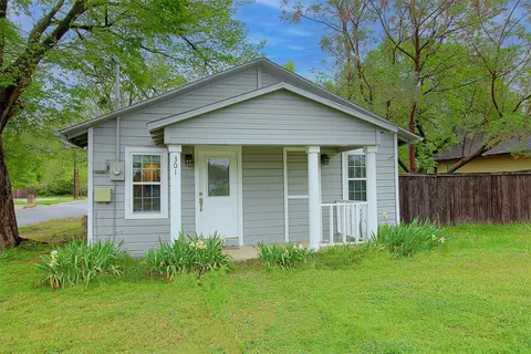 301 S Bradshaw St, Denton, TX 76205
