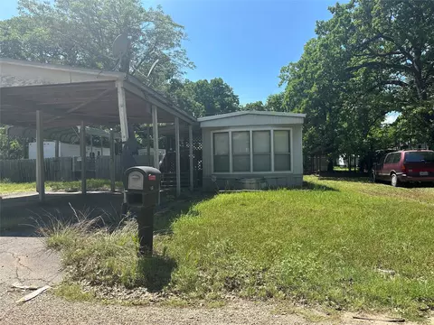 135 Oxbow St, Mabank, TX 75156