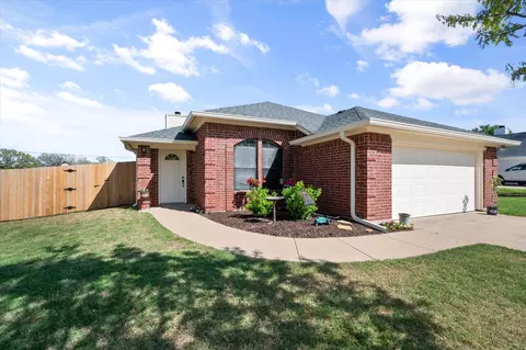 608 Reeves Ln, Kennedale, TX 76060