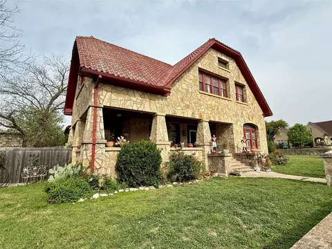 218 N Pecan St, Hico, TX 76457