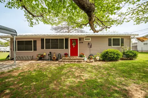 209 S Comanche Dr, De Leon, TX 76444