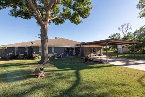 208 S Fairway Dr, Henrietta, TX 76365