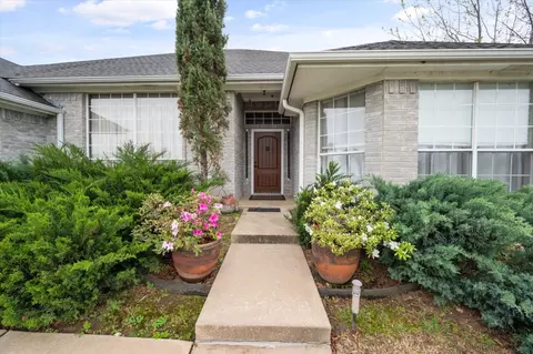 27 York Dr, Edgecliff Village, TX 76134