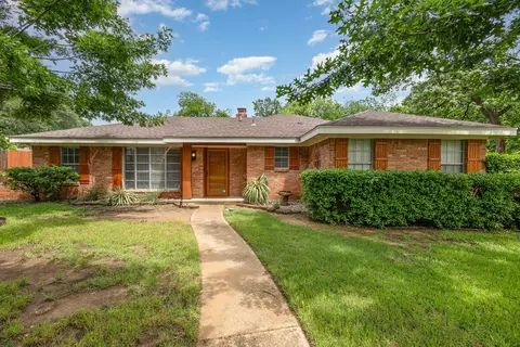 2306 Ravenwood Dr, Grand Prairie, TX 75050
