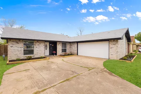 402 W Grenoble Dr, Grand Prairie, TX 75052