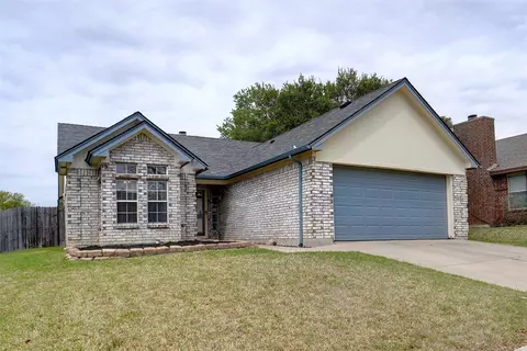 8233 Mark Ln, Watauga, TX 76148
