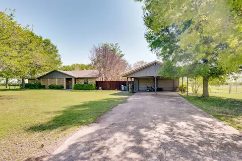 140 Burkett Dr, Pecan Hill, TX 75154