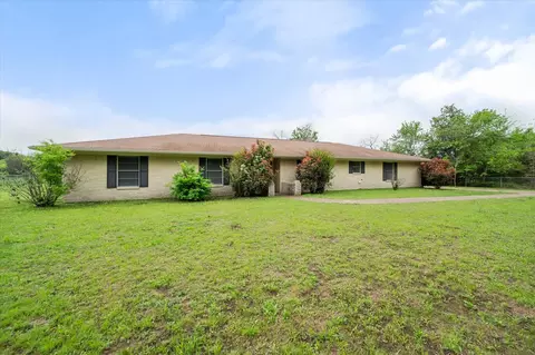 541 Oak Valley Ln, Corsicana, TX 75110