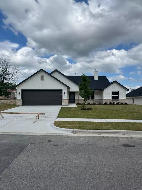 608 N Mill St, Weatherford, TX 76086