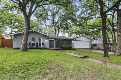 824 Wheelwood Dr, Hurst, TX 76053