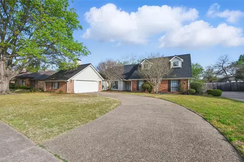 608 Oakview Dr, Hurst, TX 76054