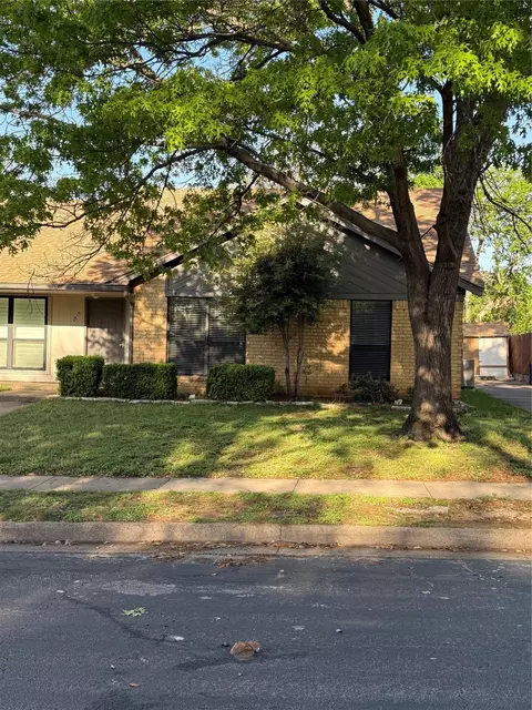 3011 Clover Ln, Euless, TX 76039