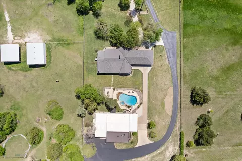 911 Belmont Dr, Midlothian, TX 76065