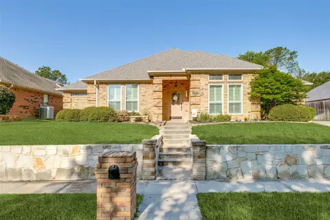 3717 Oak Cove Ln, Bedford, TX 76021