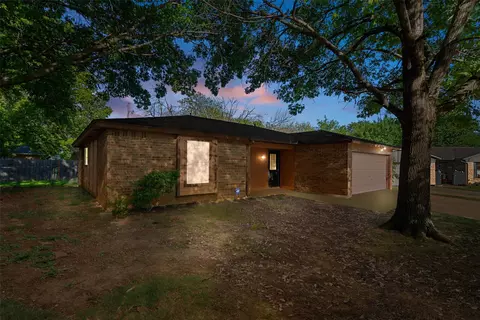 420 Parkview Ct, Burleson, TX 76028