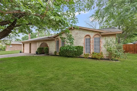 820 Warwick St, Bedford, TX 76022