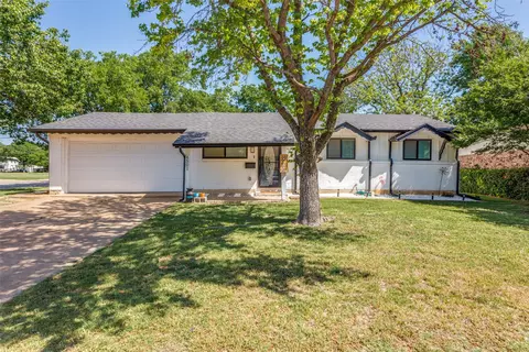4501 Gary Dr, Haltom City, TX 76117
