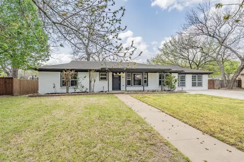 515 Shadowbrook Ln, Hurst, TX 76053