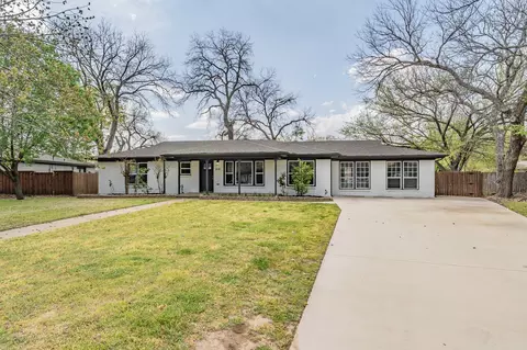 Exterior - 515 Shadowbrook Ln, Hurst, TX 76053 photo 2 of 8