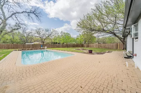 Exterior - 515 Shadowbrook Ln, Hurst, TX 76053 photo 5 of 8