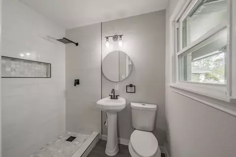 Bath - 515 Shadowbrook Ln, Hurst, TX 76053 photo 2 of 5