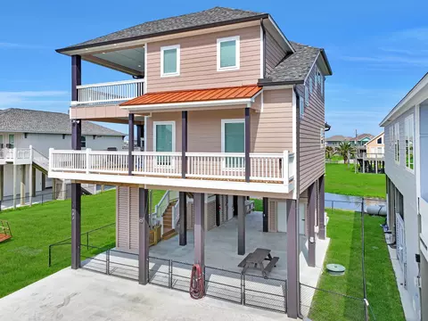 1983 Royalville Ct, Port Bolivar, TX 77650