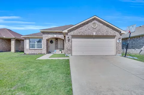 2044 Limestone Dr, Grand Prairie, TX 75052