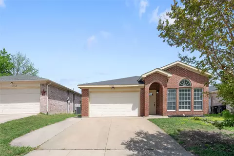7953 Gardengate Ln, Fort Worth, TX 76137