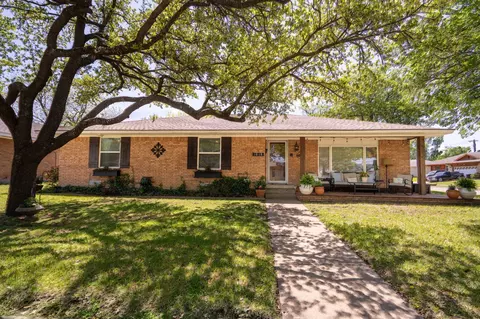 1818 Bardfield Dr, Garland, TX 75041