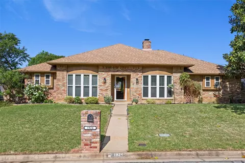 1924 Rockbrook Dr, Arlington, TX 76006