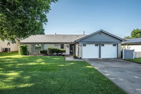 808 Ridge Dr, Bedford, TX 76021