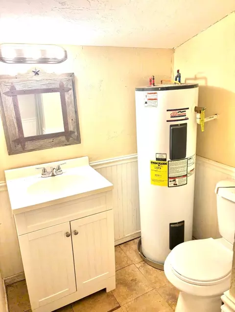 Bath - 458 Jackson Ave, Strawn, TX 76475 photo 3 of 5