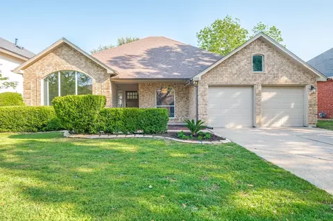 332 Clayton St, Grand Prairie, TX 75052