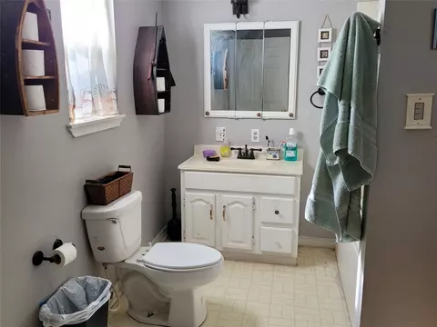 Bath - 704 W Walcott Ave, Comanche, TX 76442 photo 2 of 2