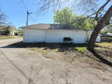 Exterior - 704 W Walcott Ave, Comanche, TX 76442 photo 4 of 6